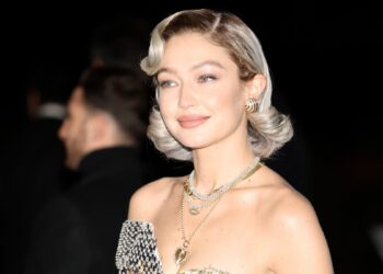 Gigi Hadid otvara Pariški tjedan mode s transformacijom u pepeljasto plavu kosu