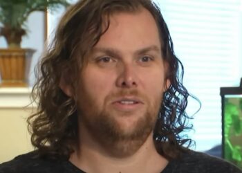 Moj život s 600 funti: Lonnie Hambrick se skida u donjem rublju u oglasu