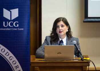 Sanja Musić Milanović, supružnica predsjednice, predstavlja hrvatski program promicanja zdravlja „Zdravi život“ studentima medicine u Podgorici – predsjedniku Republike Hrvatske