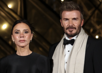 Victoria i David Beckham u crnom na noći za izlazak na Pariškom modnom tjednu
