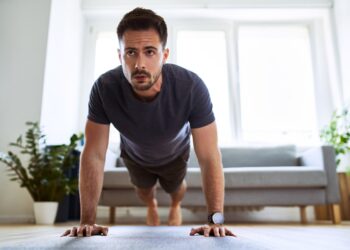 Zaboravite teretanu – ovaj ‘zatvorski trening’ može ojačati cijelo tijelo pomoću karata