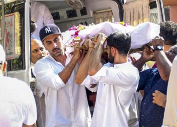 Ranbir Kapoor kao nositelj kovčega na sprovodu Deb Mukerjeeja, Alia Bhatt, Jaya Bachchan posljednji ispraćaj