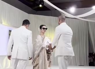 Rekha ignorira Akshay Kumar na pozornici, grli Abhisheka Bachchana; Video postaje viralan