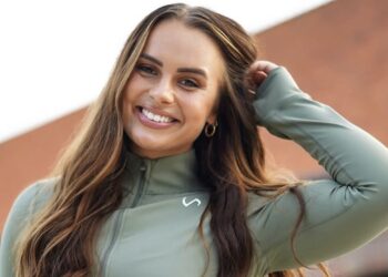 Savannah Prez oduzima dah u crvenom dok demonstrira snagu u teretani