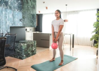 15-minutna vježba koja aktivira sve glavne mišićne skupine s jednim kettlebellom