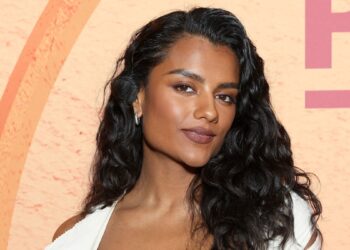 Simone Ashley nosila je vjenčanicu za izlazak u NYC-u