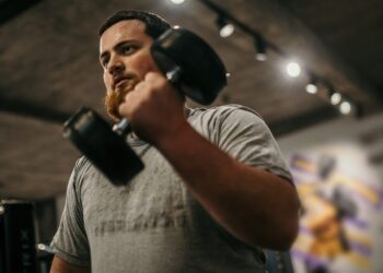 Može li se istovremeno sagorjeti masnoća i izgraditi mišići? Stručnjaci raspravljaju