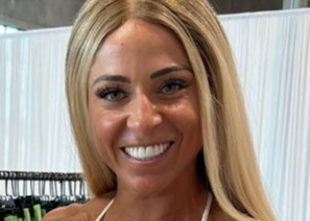 Sarah Bowmar u dvoslojnom sportskom outfitu prikazuje “Snagu sinergije”