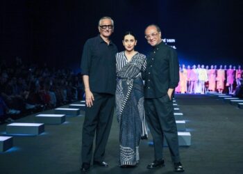 Lakmé Salon i Satya Paul predstavljaju ‘Alchemy’ s Karisom Kapoor na LFW X FDCI 2025