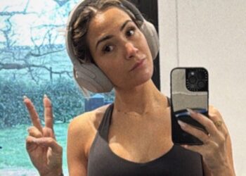 Frankie Bridge otkriva nevjerojatne ABS nakon treninga u kućnoj teretani