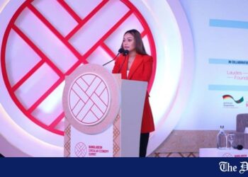 Azra Mahmood: Pionirka modne industrije Bangladeša | Istražujući put Azre Mahmood: Model, mentor i koreograf | Kako Azra Mahmood oblikuje modnu scenu Bangladeša | Talent kamp Azre Mahmood: Priprema budućih modela Bangladeša | Evolucija modne industrije Bangladeša: Uvidi iz perspektive Azre Mahmood | Rušenje standarda ljepote: Utjecaj Azre Mahmood na inkluzivnost u modi | Vizija Azre Mahmood za budućnost modne scene Bangladeša | Ključne osobine uspješnih modela: Lekcije od Azre Mahmood | Izazovi i uspjesi: Dva desetljeća modnog putovanja Azre Mahmood | Azra Mahmood o mentorstvu i razvoju modne industrije Bangladeša | Preobrazba modnih pravila: Razgovor s Azrom Mahmood.