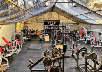 Kada je na setu, rock vlak trenira u svojoj teretani od 45 000 kilograma (morate to vidjeti)