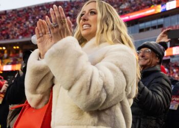 Brittany Mahomes demonstrira snagu vježbanja s bebom zlatnim vikanjem