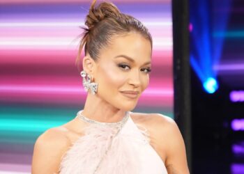 Rita Ora oživljava Y2K Buuncy Blowry – opsjednuti smo!