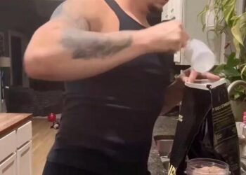 Tyler Baltierra trenira u teretani u samo trenirke i mišićni tenk dok obožavatelji hvale njegov ‘seksi sjaj’