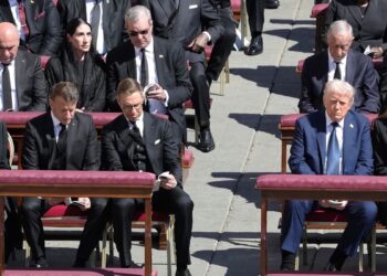 Pogrebni etiket: Je li Trumpovo plavo odijelo bilo diplomatska i modna zabluda na Popinom sprovodu?