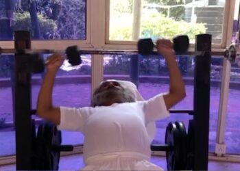 Sri Sri Ravi Shankar dijeli video koji dokazuje sinergiju između duhovnosti i kondicije