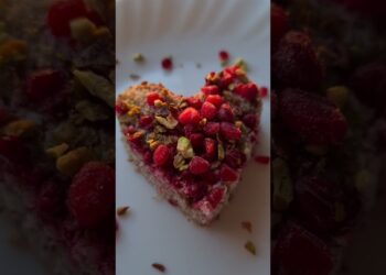 Brzi kolač. Zdravi kolač sa bananom I bademom. Badem kolač, sa dodatkom malina i pistaća. #badem