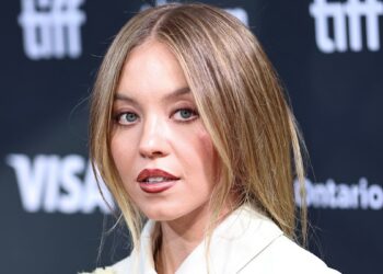 Sydney Sweeney u Scoop Neck Bodysuitu i Charmed trenericama izgleda nevjerojatno