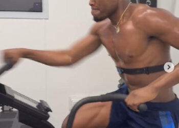 Pazite kako Fatawu Issahaku poboljšava oporavak kroz intenzivan rad u teretani