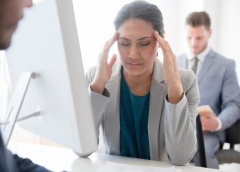 Draga Abby: Godinama skrivam tajnu od svih na poslu, a to me proždire iznutra