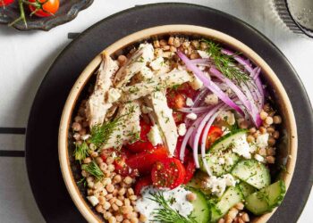 20+ visokoproteinskih recepata za večeru s rotisserie piletinom