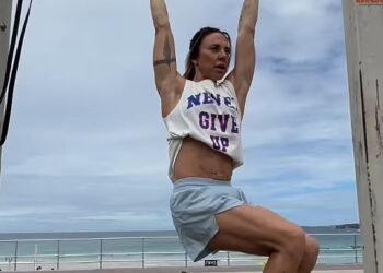 Mel C prikazuje svoj tonirani trbuh i mišićni tijek tijekom napornog treniranja na otvorenom u Bondiju