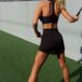 Christine McGuinness prikazuje svoju toniranu figuru u crnom sportskom grudnjaku i kratkim hlačama dok uživa u igri tenisa u isječku za vježbanje.