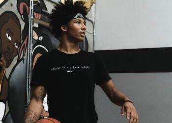 Unutar male teretane, Mikey Williams poziva kući tijekom pandemije koronavirusa