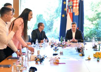 Predsjednik Milanović prima mlade robotičare iz Lipovljanija koji će predstavljati Hrvatsku na Svjetskom prvenstvu u Houstonu – predsjednika Republike Hrvatske