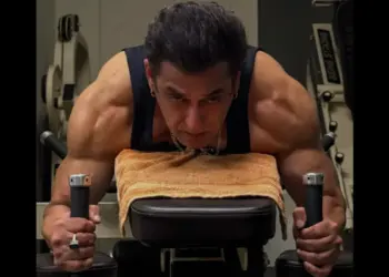 Salman Khan prolazi kroz teretanu sa svojim glomaznim bicepsima dok se znoji