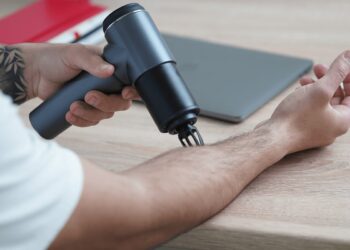 Iskoristite ovaj pištolj za masažu od 110 dolara za poboljšani oporavak nakon vježbanja