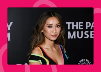 Brenda Pjesma Running Point – pokazujući isklesani ABS u odgovarajućem setu u teretani