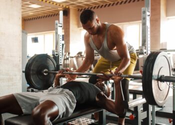 Prednosti vježbanja s prijateljem obuhvaćaju povećanje dosljednosti u vježbanju