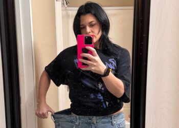 Žena je izgubila više od šest kamena radeći od kuće uz “zid”