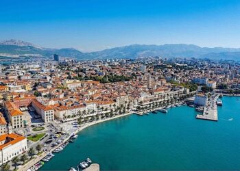 Na jadranskoj obali Hrvatske, drevni grad Split postao je najvažnije turističko odredište u Dalmatiji.