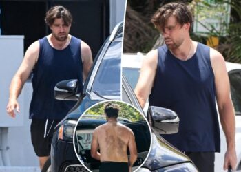 Travis Kelce drži košulju nakon vježbanja nakon što su njegove tjelesne slike postale viralne