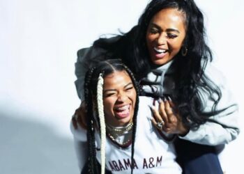 Bivša supruga Deiona Sandersa, Pilar Sanders, u teretani s Shelomi tijekom vježbanja majke i kćeri