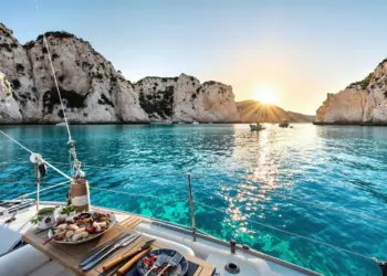 Spavao sam na jedrilici za 100 dolara u Hrvatskoj 5 noći i otkrio tajne Jadranskog otoka koje većina turista nikada ne vidi.