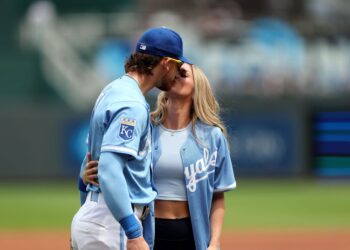 Supruga Bobbyja Witta mlađeg, Maggie, pokazuje fit fizički izgled u crnoj teretnoj opremi u najnovijem ogledalu selfie.