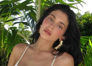 Kylie Jennerin uska haljina savršeni je vrući izbor za ljetne balzamne noći.