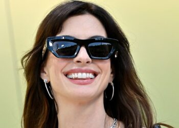 Sinsling Versace LBD: Anne Hathaway za ljetne večeri 2025.