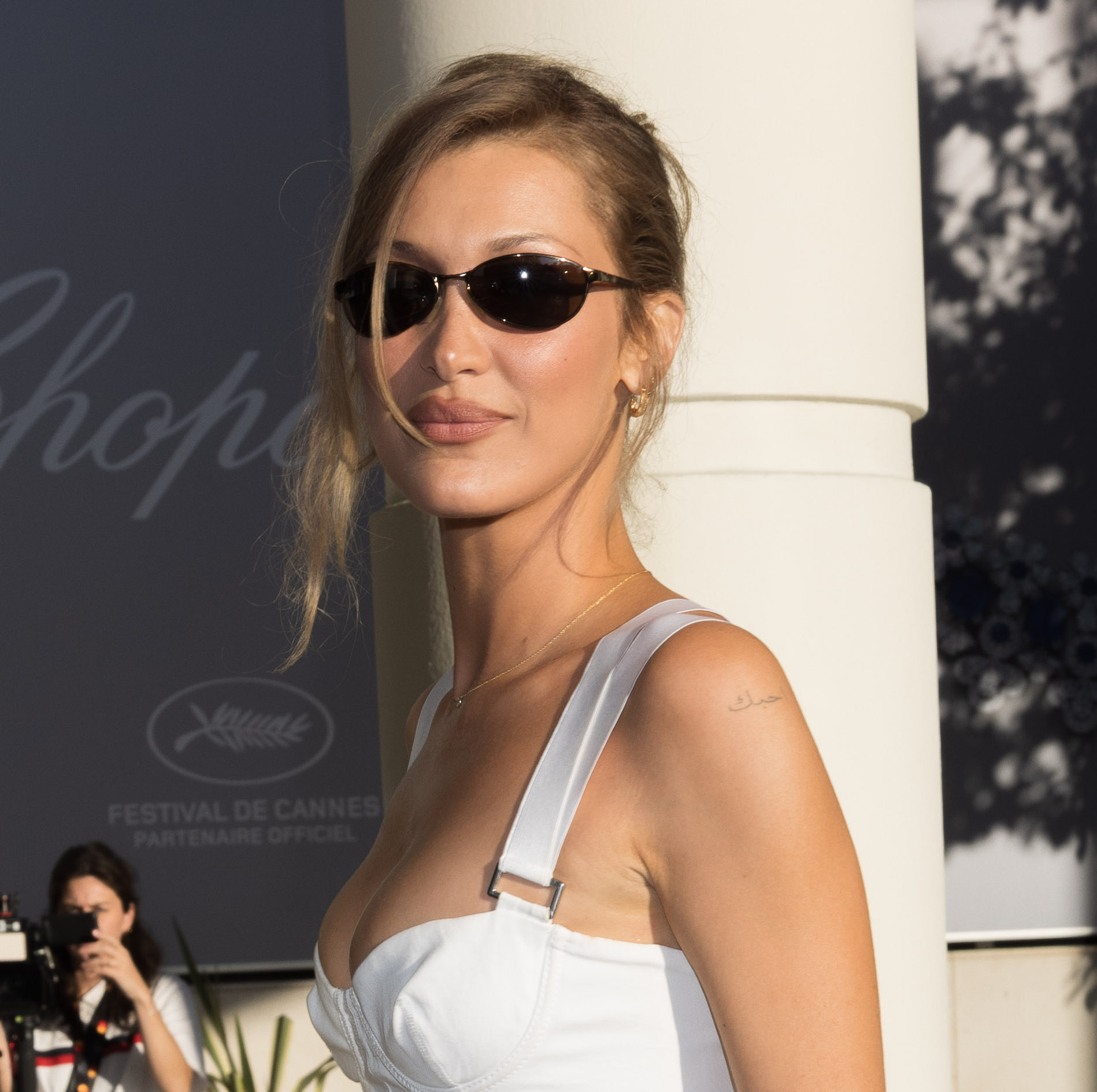 Bella Hadid s medenom plavom kosom