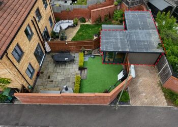 Kućna teretana koja je podijelila ulicu: Susjedi su ogorčeni zbog “glupog” parkirališta koje prisiljava par na rušenje apartmana za vježbanje na njihovom prilazu