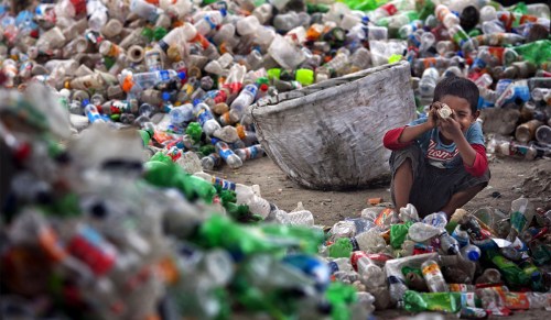 Dječak iz Bangladeša igra u Wasteyardu 30. svibnja 2013. u Dhaki u Bangladešu. Radnici koji recikliraju u Bangladešu, jednoj od najsiromašnijih svjetskih zemalja, recikliranje plastike u primitivnim radnim uvjetima i plaćaju se 2 dolara dnevno. Slika: Getty Images