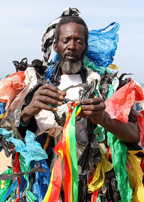 Senegalski aktivist za zaštitu okoliša Modou, također poznat kao 'plastični čovjek', podiže svijest o zagađenju okoliša svojim kostimom izrađenim od stotina plastičnih vrećica, u Dakaru. Slika: Getty Images