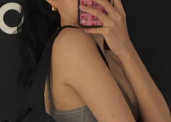 Idol okrenut – glumica lebdina vitka figura tijekom pilates treninga