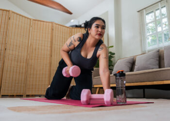 Sve što vam treba su dvije bučice i tri vježbe za početak izgradnje mišića svuda oko vas