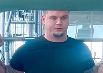 Tyler Baltierra iz tinejdžerske mame prikazan je u videu Squats Workout dok zaprepašteni obožavatelji viču “Prokletstvo!”