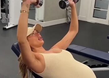 Arabella Chi, trudna zvijezda Otočne ljubavi, pokazuje veliku kvrgu dok diže utege u teretani prije porođaja